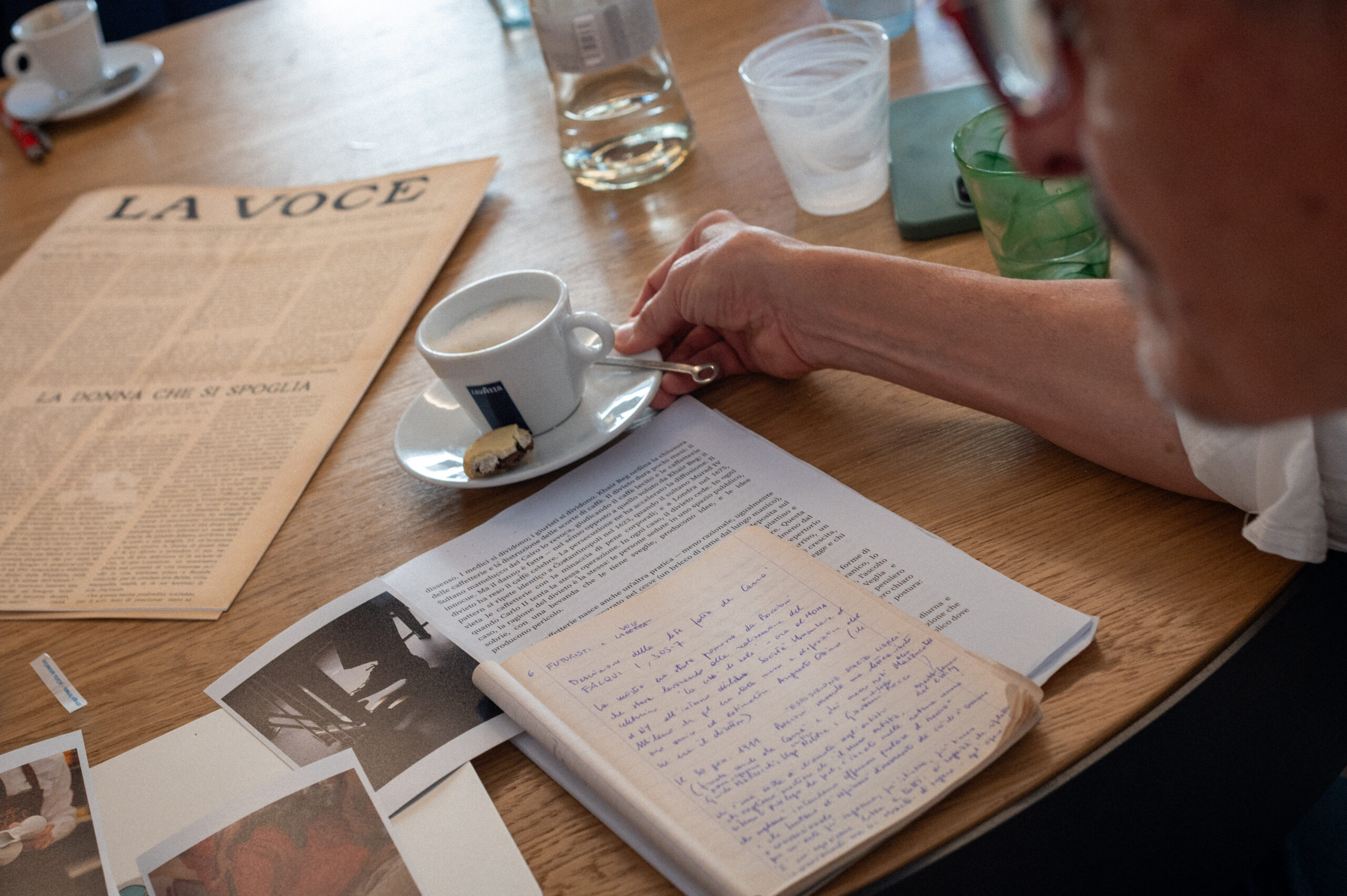 A cafè with the artists. Ph. by A. Vangi